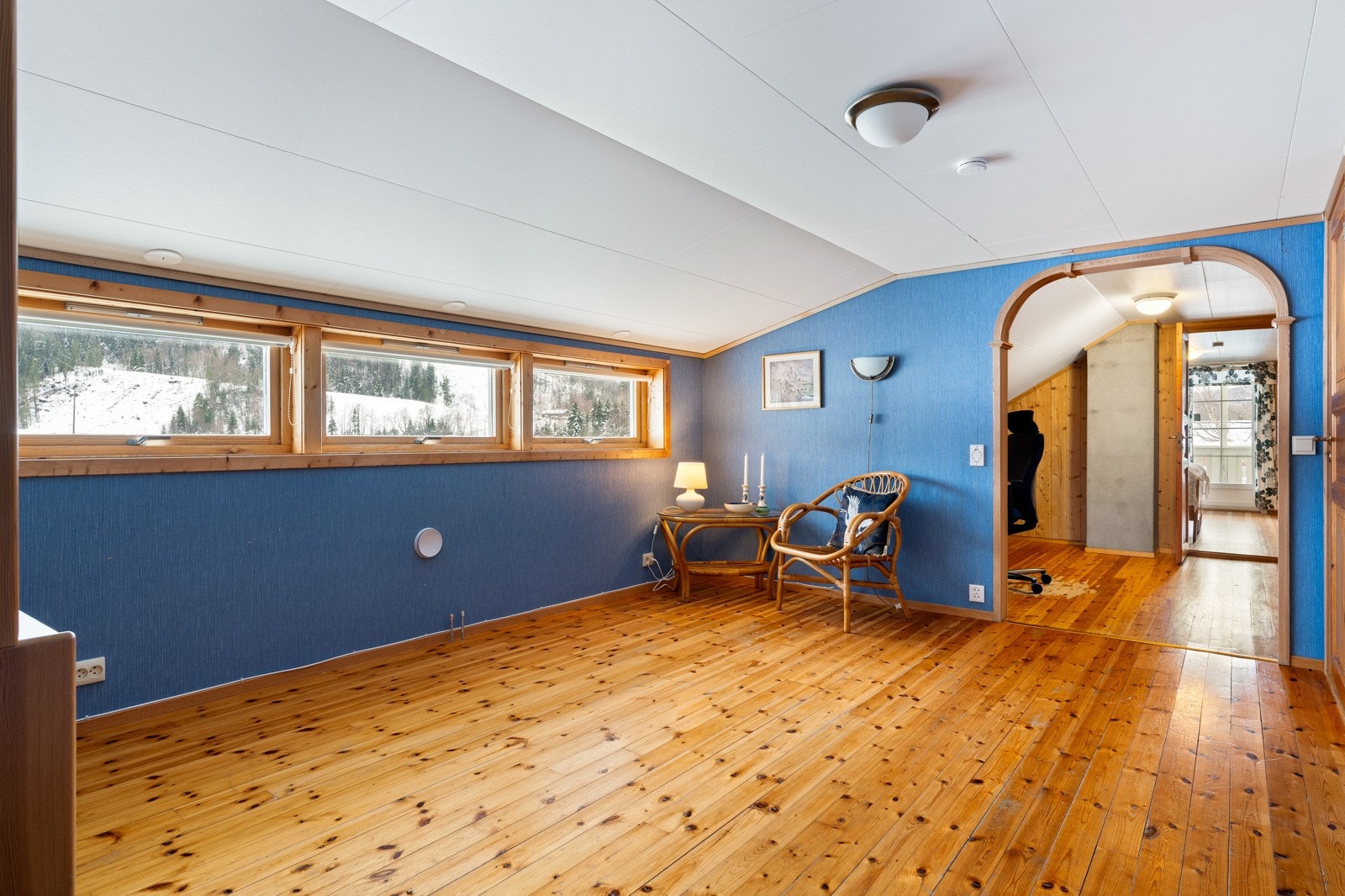 Romslig loftstue som egner seg godt som TV-stue, lekerom eller ekstra oppholdsrom. Galleribilde