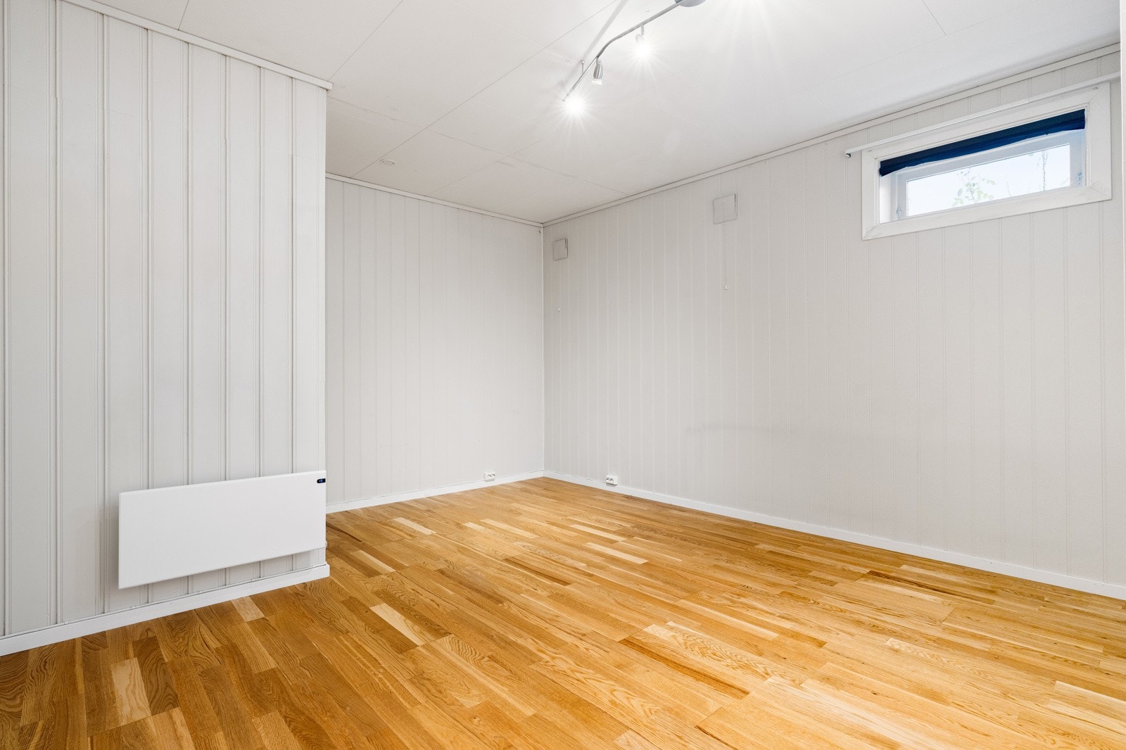 Sokkeletasjen har to flotte stuer på 26 og 16 kvm som kan benyttes etter eget behov. (begrenset rømming og dagslys) Galleribilde