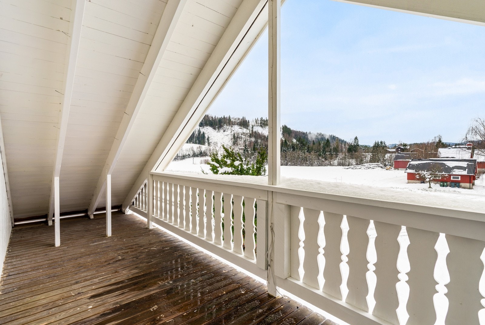 Sørvestvendt balkong på 13 kvm med fantastiske solforhold og vakker utsikt. Galleribilde