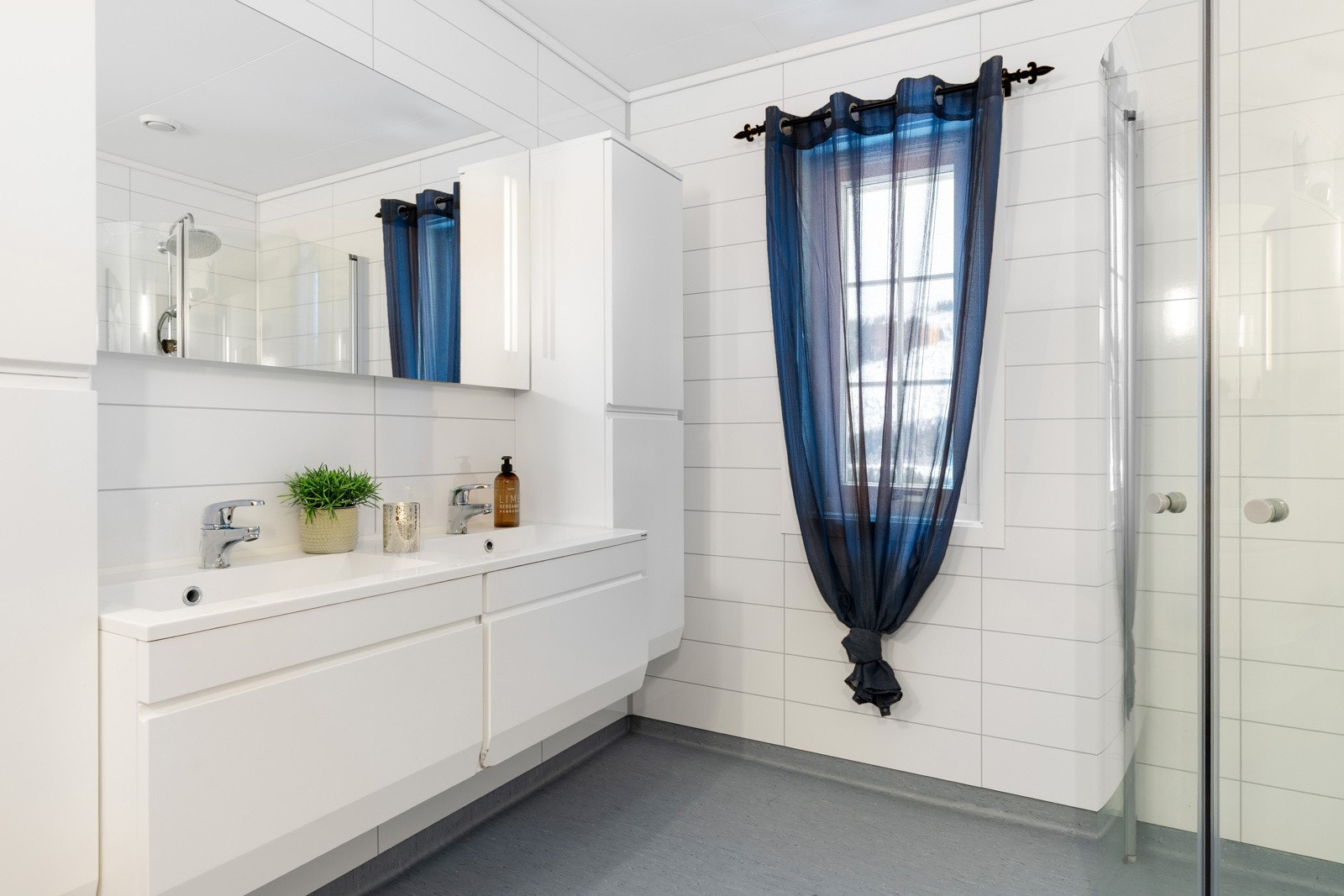 Badet på 7 kvm har svært god oppbevaringsplass og praktiske løsninger. Galleribilde