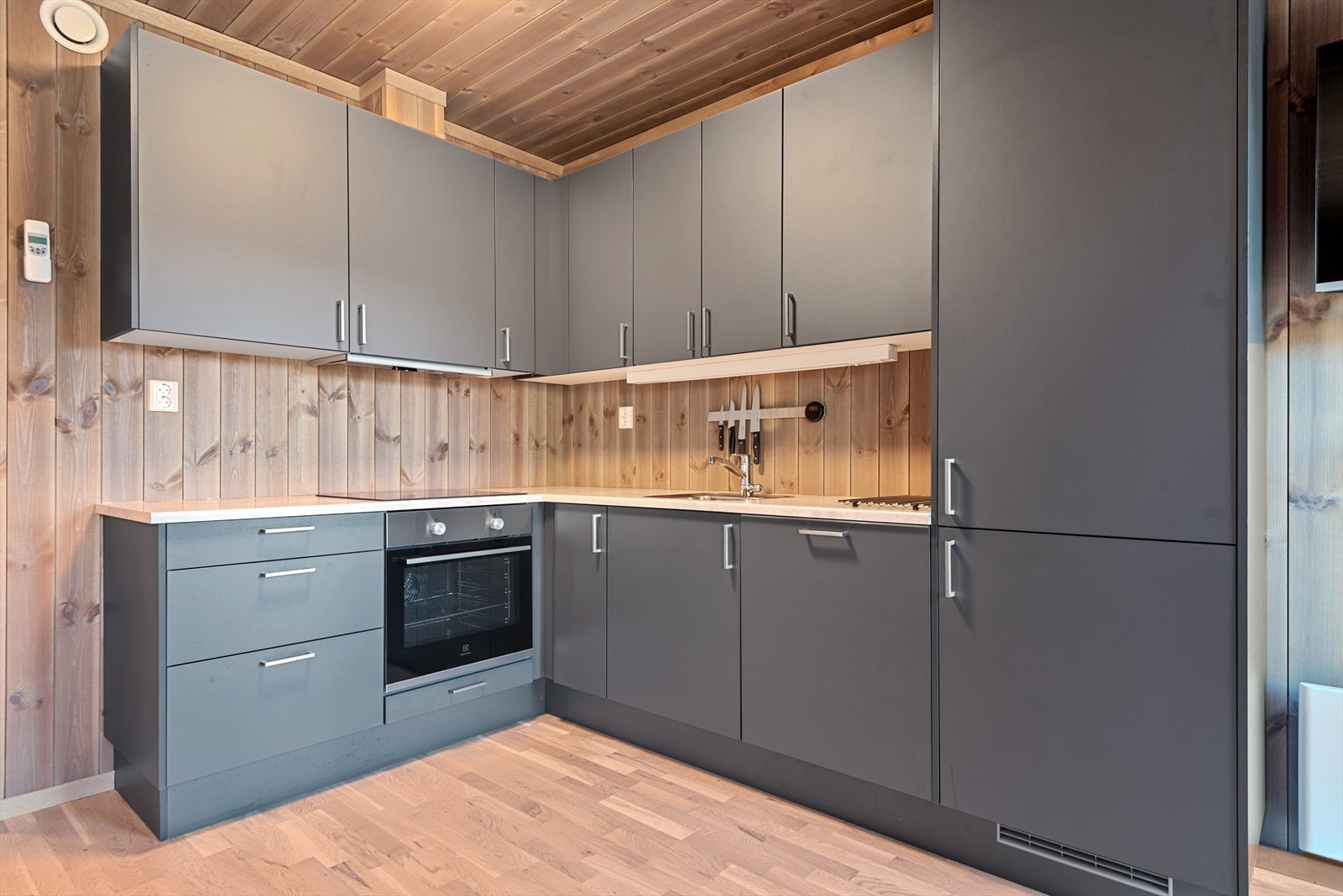 Flott kjøkken med slette fronter og oppbevaring i over- og underskap. Galleribilde