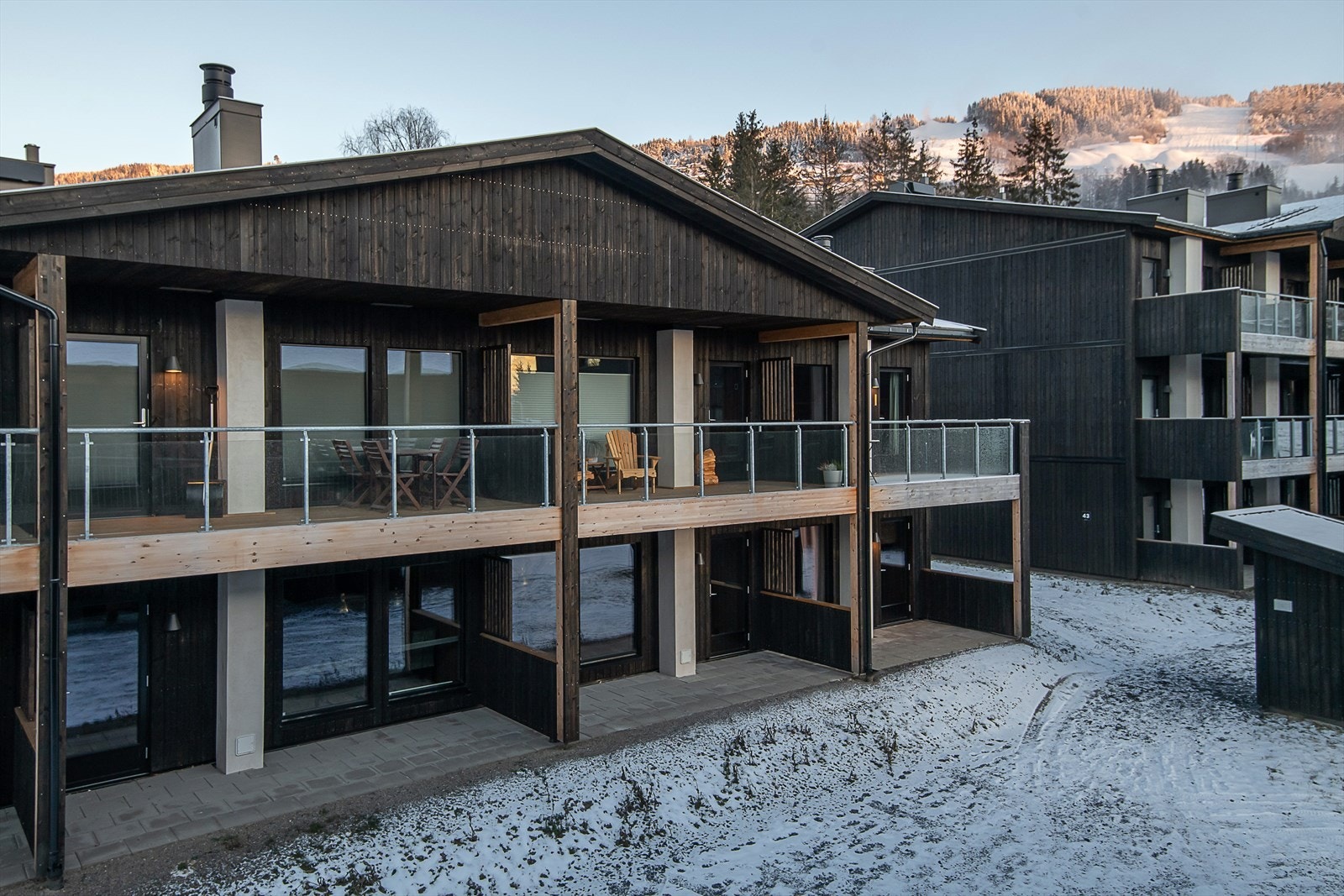 Vestvendt terrasse med glass-rekkverk. Galleribilde