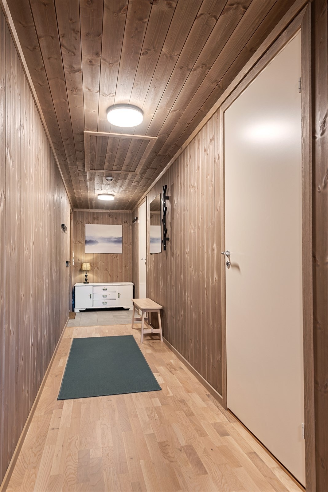 I gangen kan man henge opp yttertøy og sette fra seg sko. Varmekabler i entré hvor det er fliser. Galleribilde