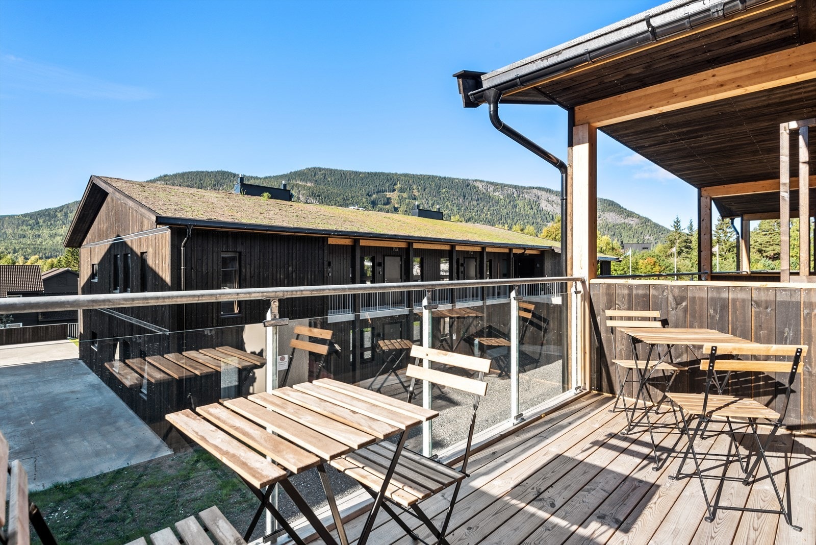 Solrik veranda med glassrekkverk. Galleribilde