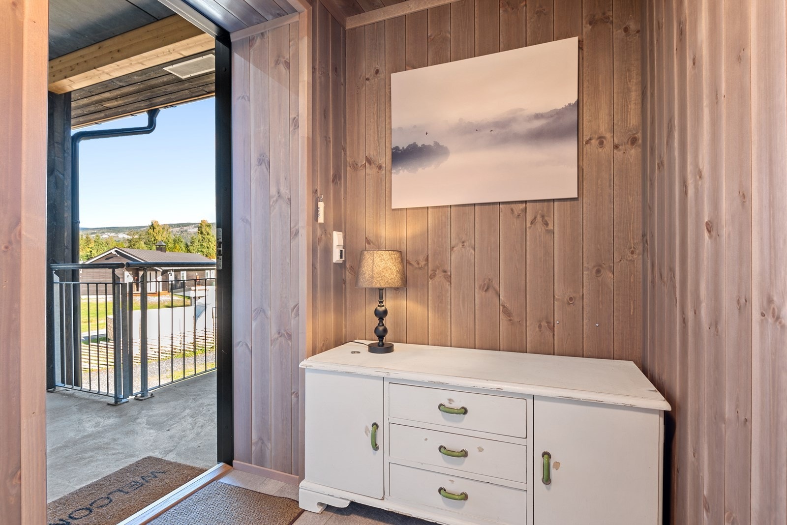 Velkommen inn! Fliser i entré med gulvvarme. Galleribilde