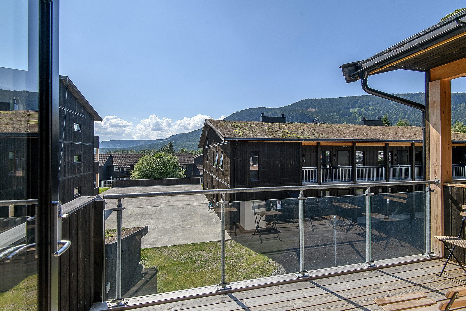 Fra verandaen ser man Fakkelmannen (til høyre i bilde) Galleribilde