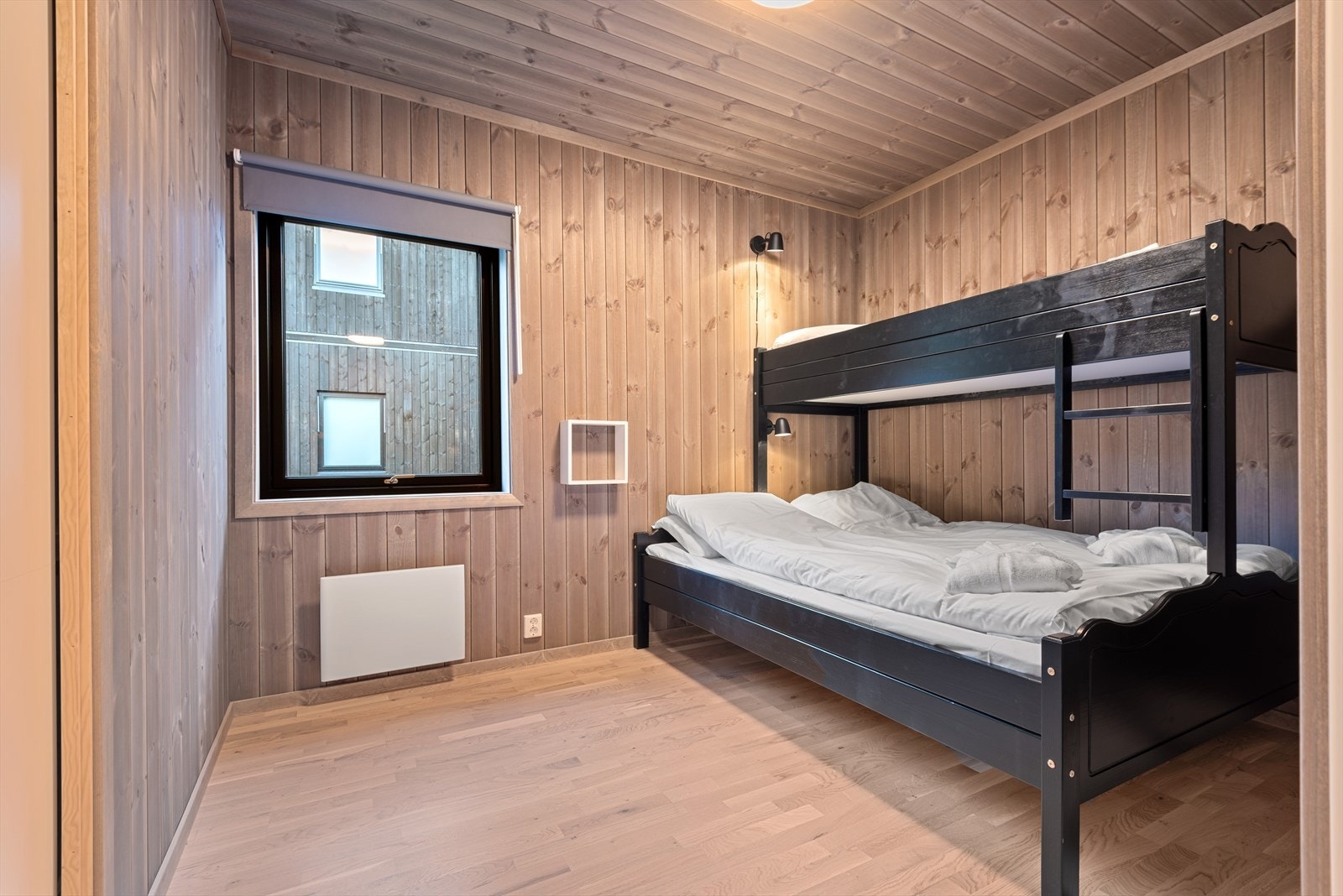 Soverom nummer to har også plass til dobbeltseng og garderobeløsning. Galleribilde