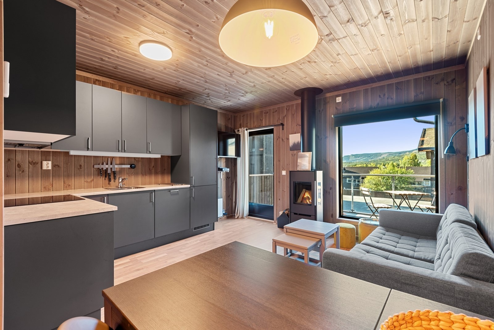 Leiligheten ligger i byggets toppetasje og på enden. Galleribilde