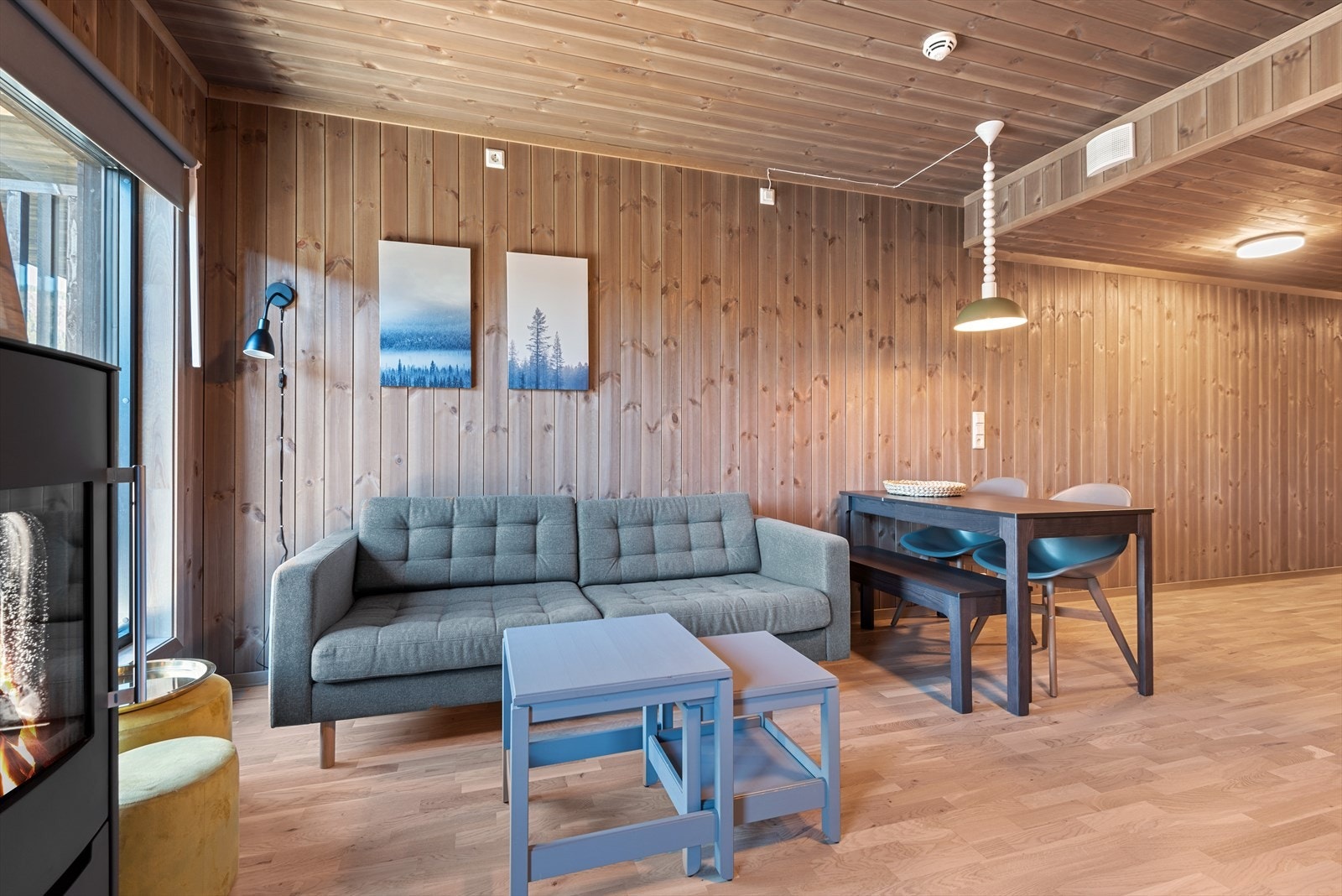 Stuen kan møbleres med sofabord og spisegruppe. Galleribilde