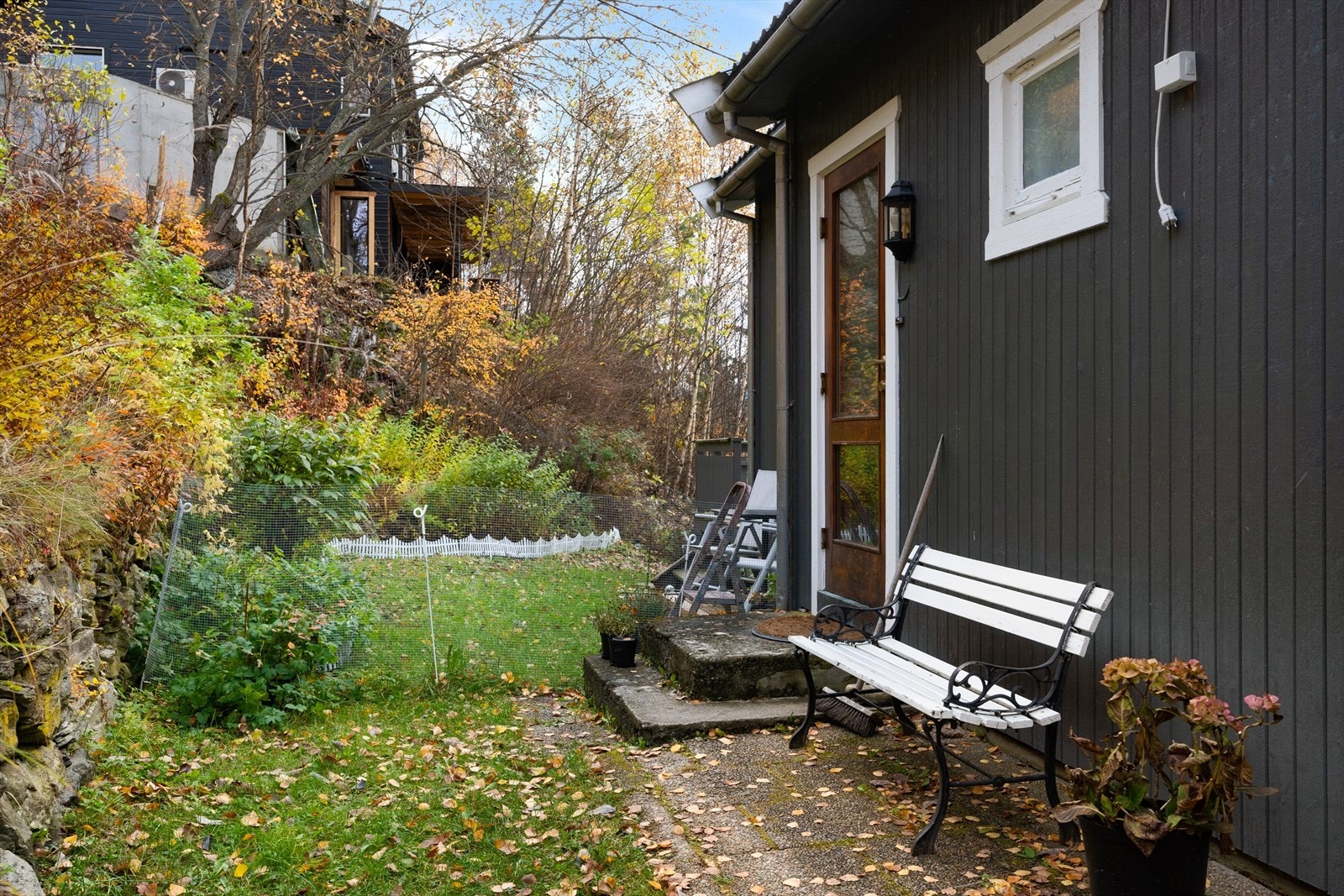 Det er lagt belegningsstein ved inngangsparti. Galleribilde