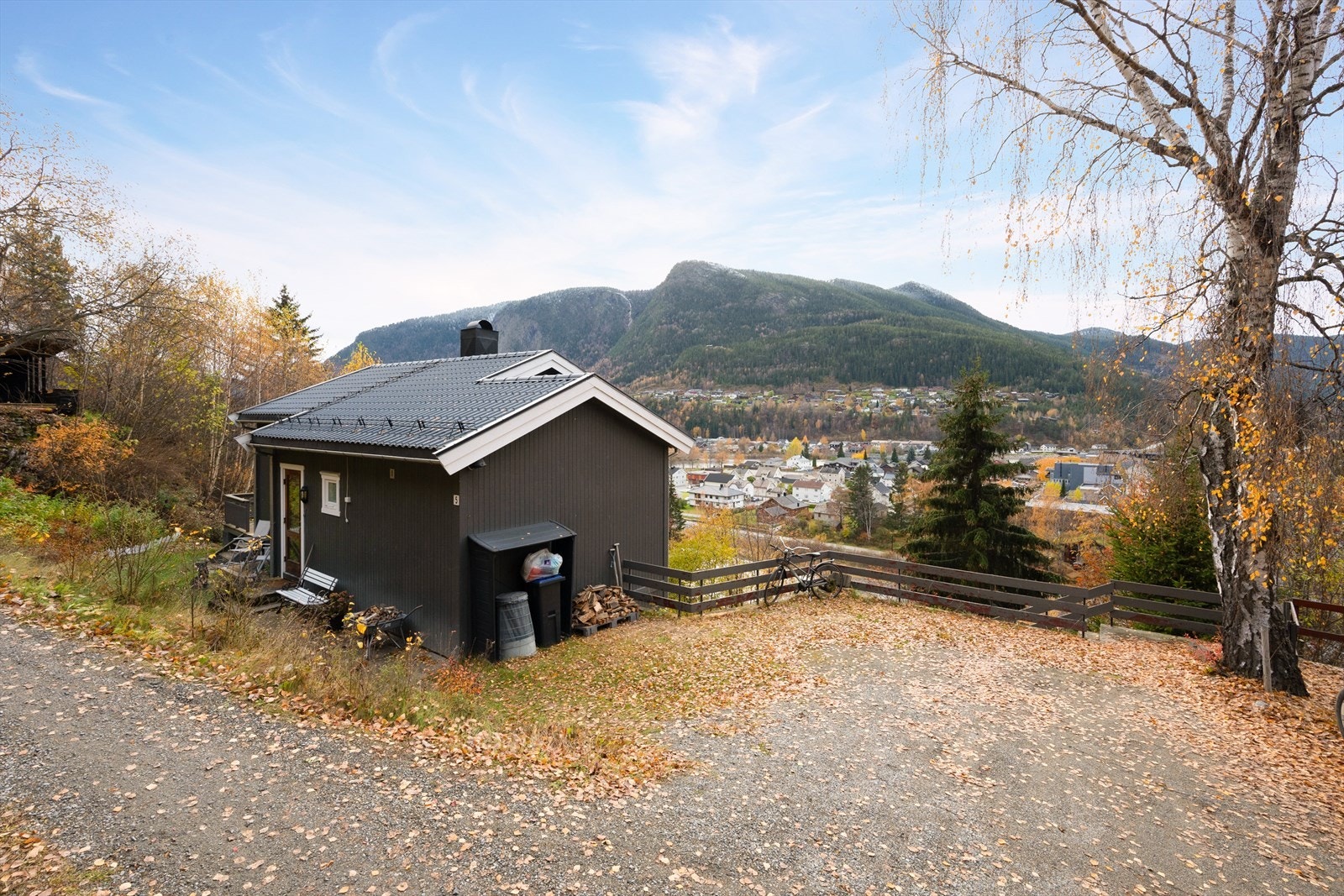 Det er parkeringsmuligheter utenfor eiendommen. Galleribilde