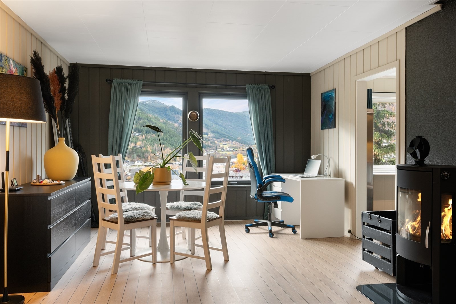 Her er det store vindusflater som bidrar til masse naturlig lys inn i rommet. Galleribilde