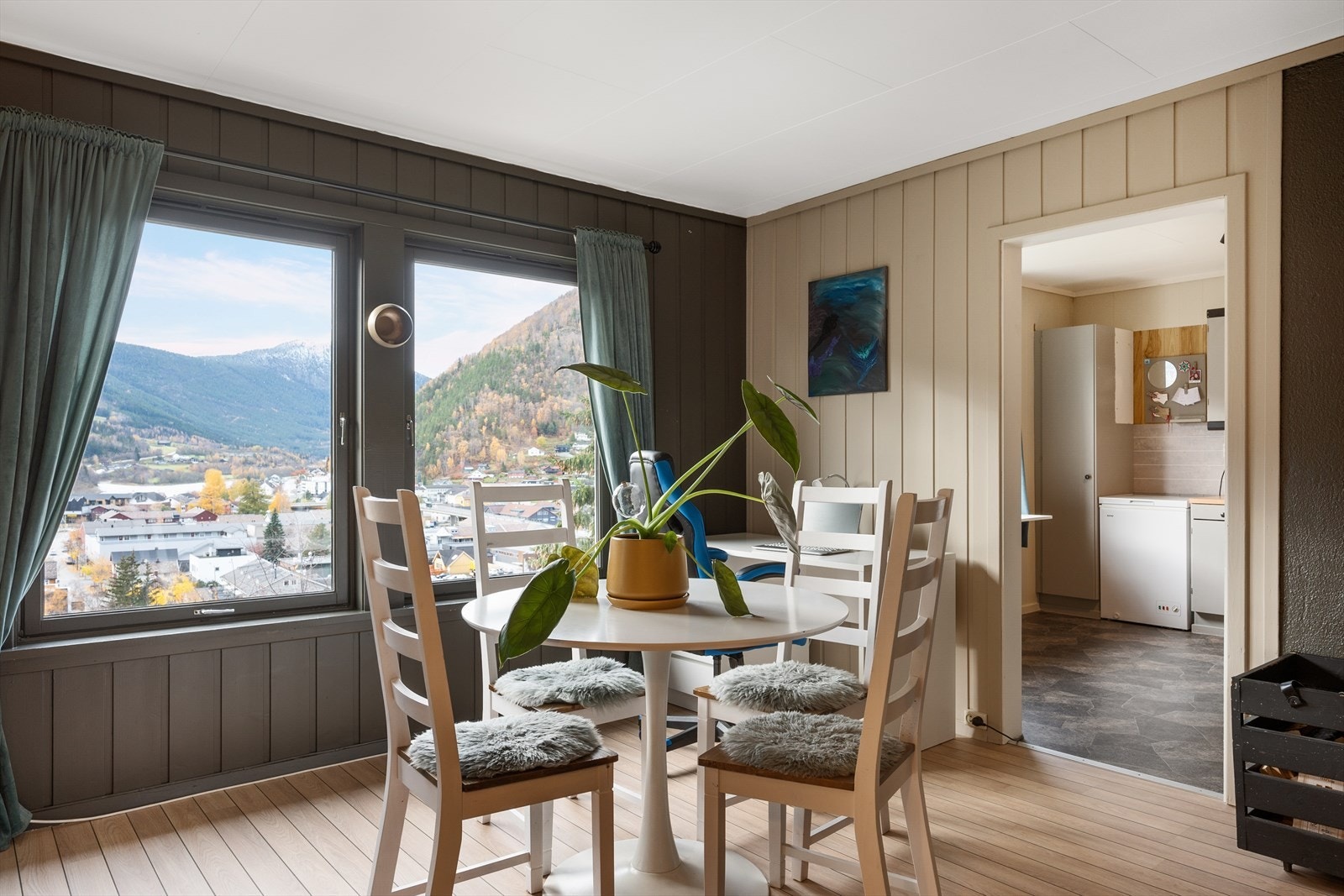 Ved siden av kjøkken er spisestuen praktisk plassert. Galleribilde