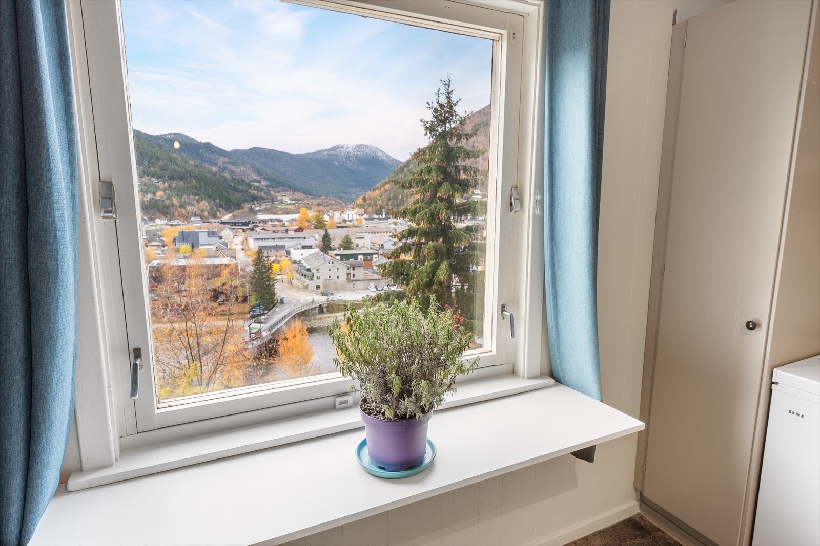 Utsikt over Otta sentrum fra kjøkkenvindu. Galleribilde