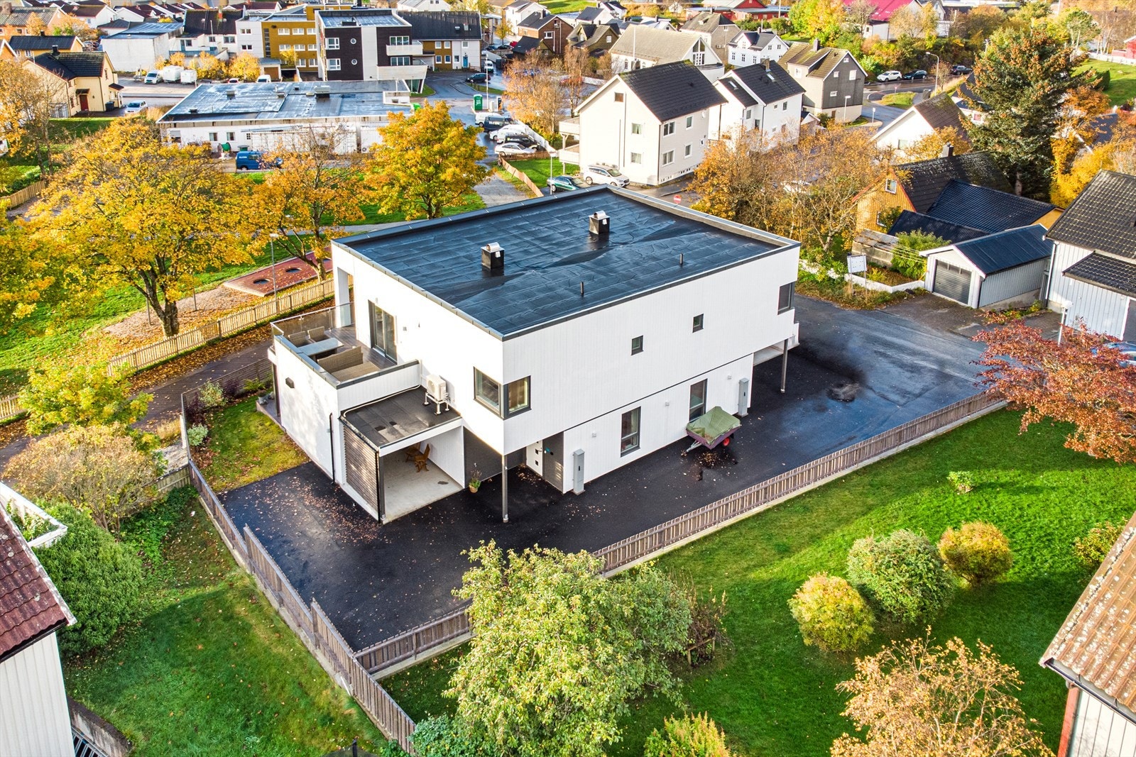 Denne passer både for barnefamilie og par i alle aaldre. Halvpart tomannsbolig med meget sentral beliggenhet i Rørvik sentrum Galleribilde