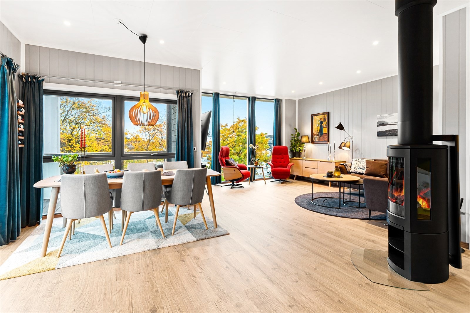 Flott stue og kjøkken med god takhøyde og store vinduer i front Galleribilde