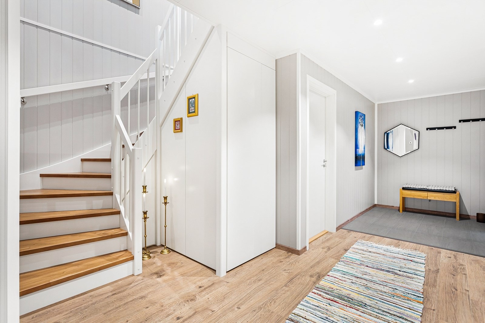 Legg merke til den smarte løsningen med utnyttelse av lagerplass under trappen Galleribilde