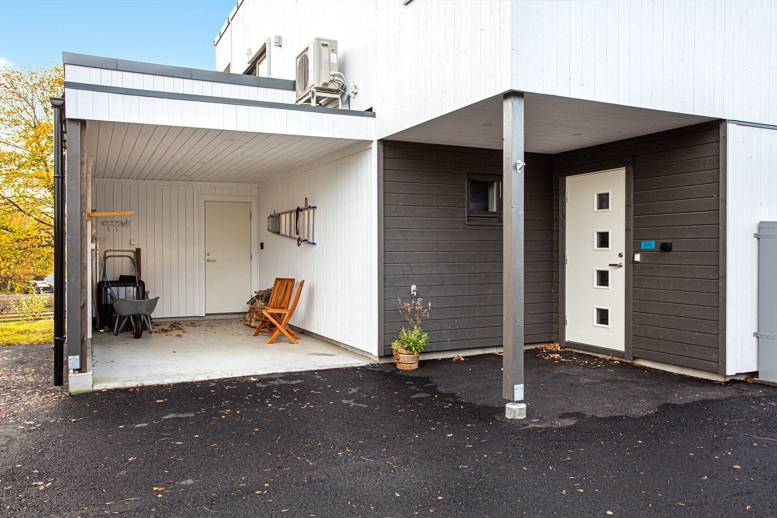 Carport ved inngangspartiet Galleribilde