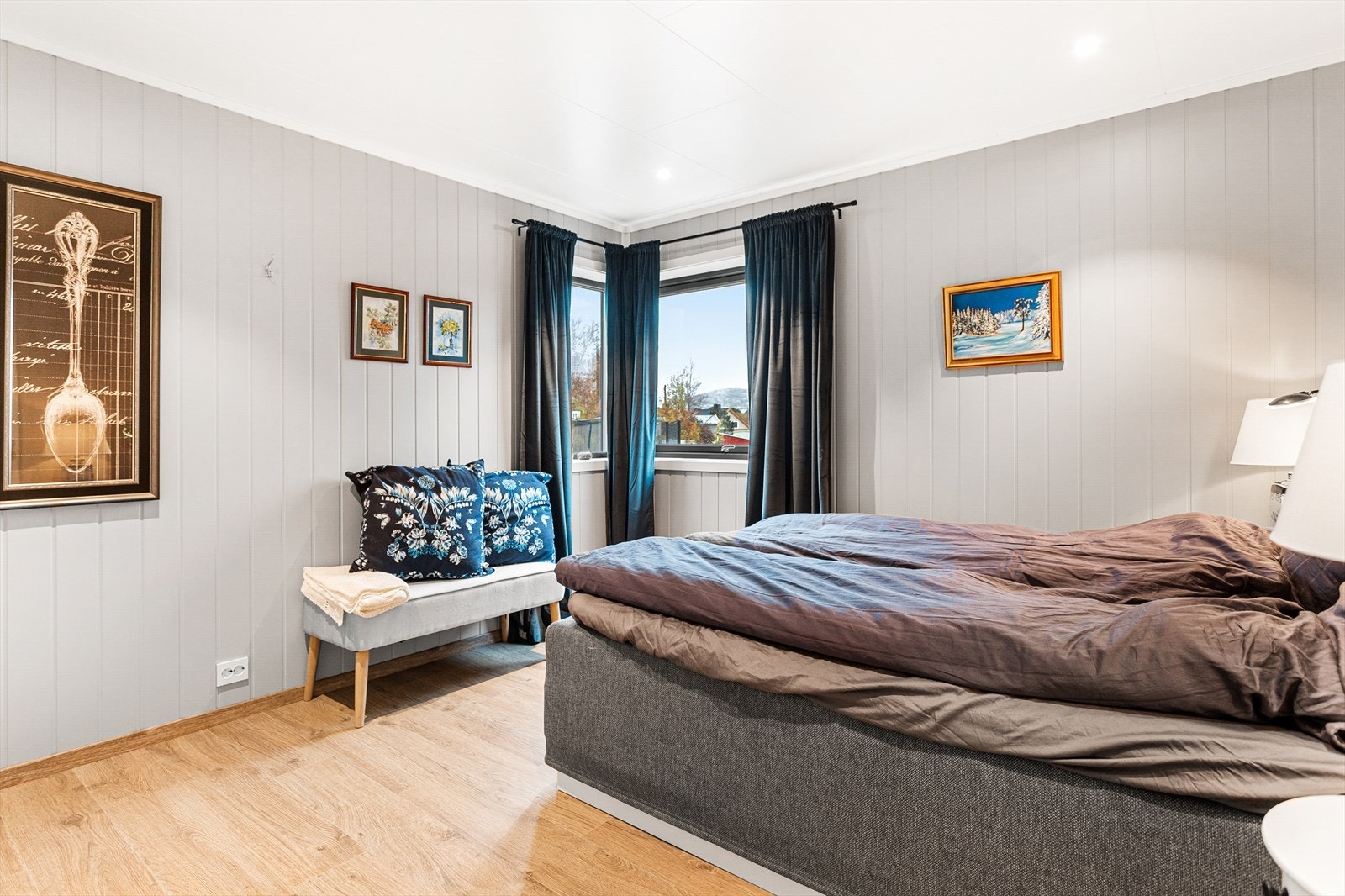 Soverom med walk in closet ved siden av Galleribilde