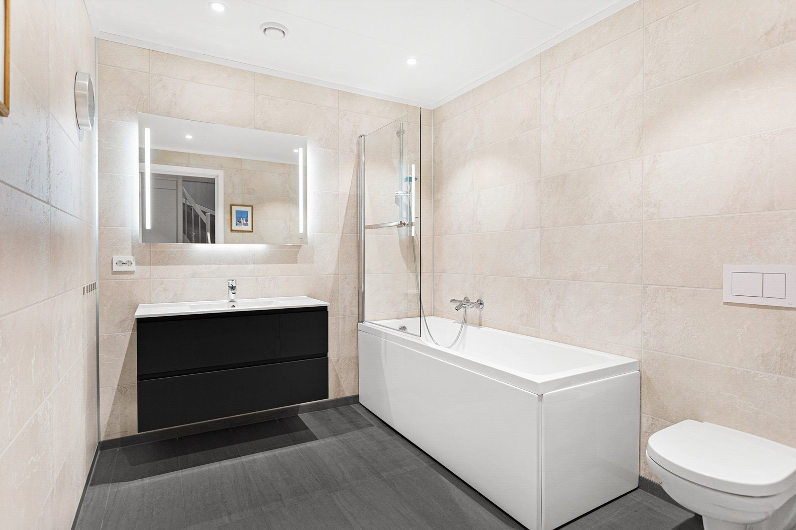 Baderom i 1. etg, legg merke til den gode plassen og badekaret Galleribilde