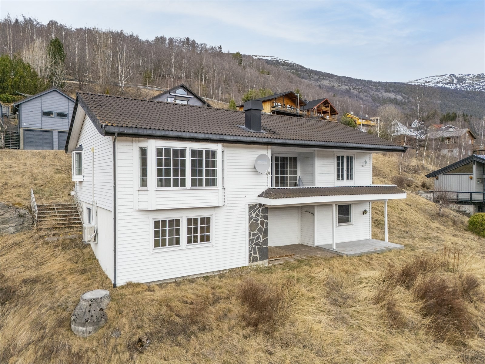 Krokekkervegen 3 ligger fint til i et veletablert område i Sveaholen, ca 2.6 km fra Vågåmo sentrum. Galleribilde