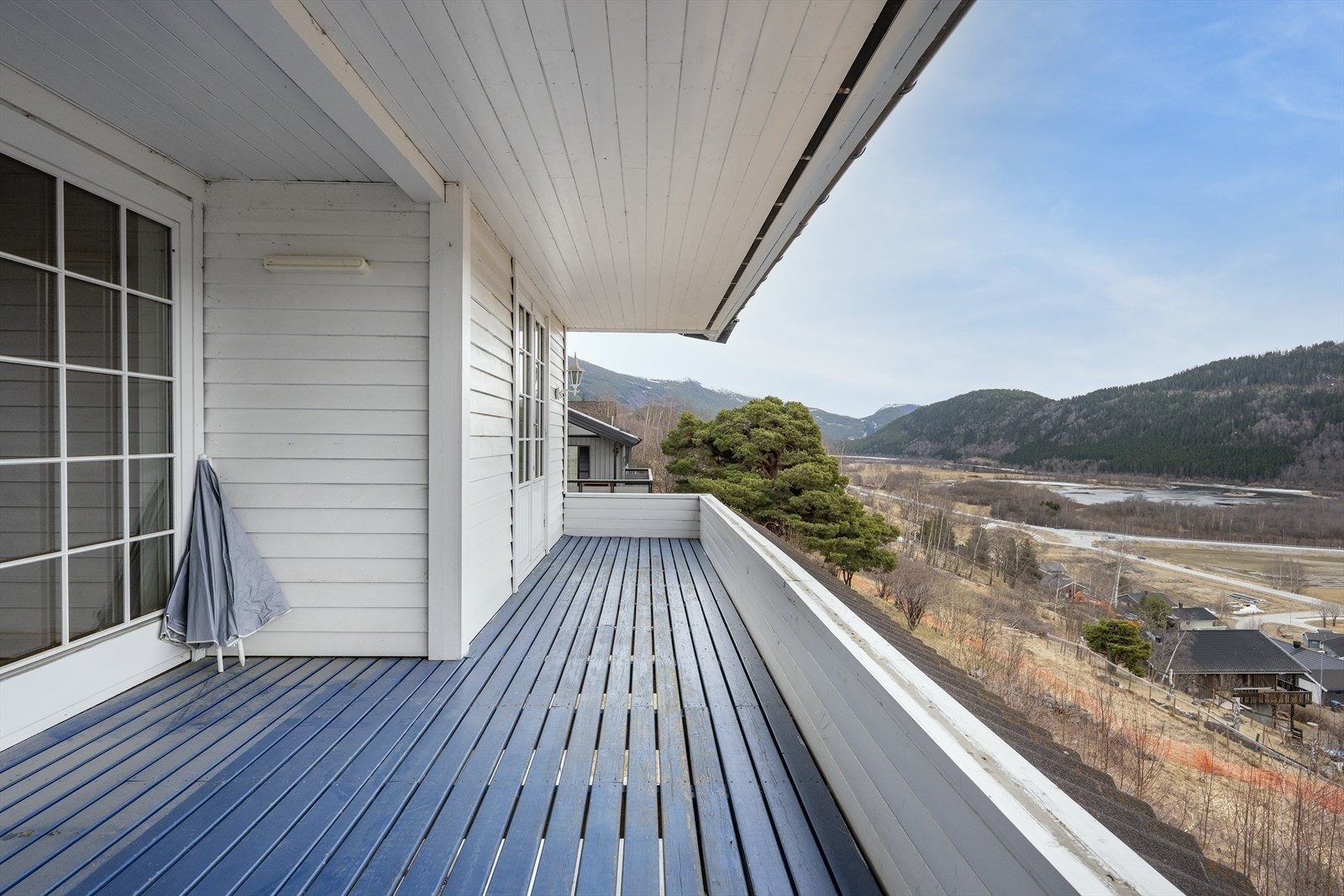 Det er god plass til utemøbler, grill mm. Galleribilde