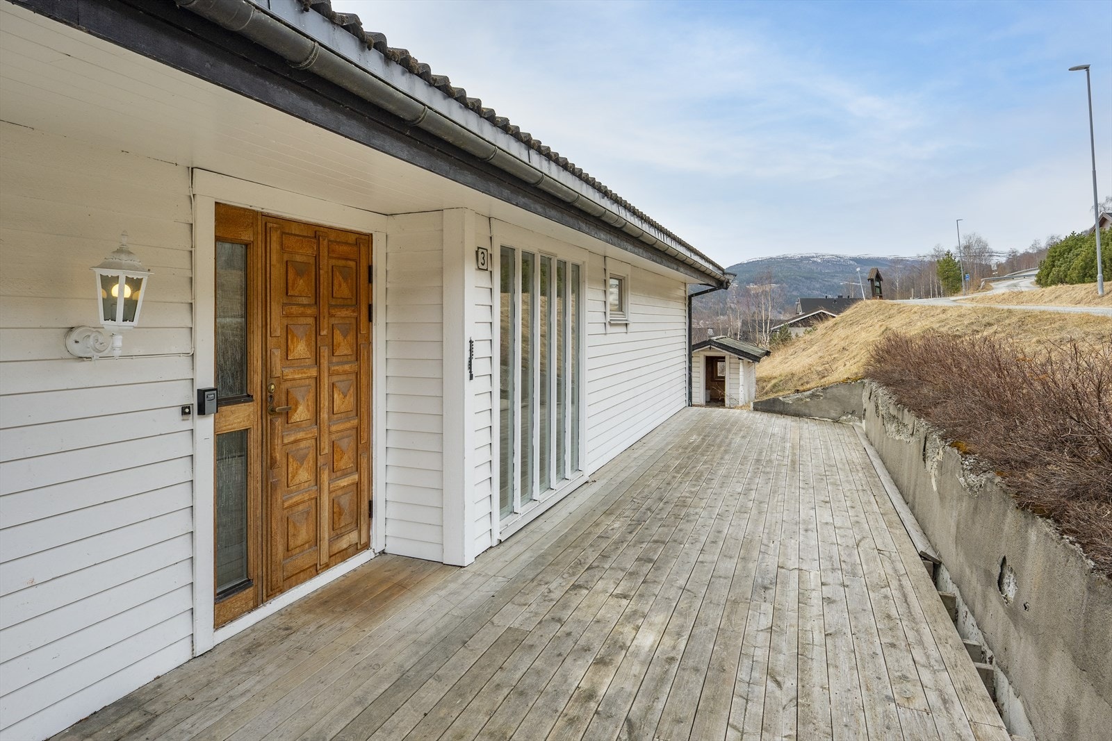 Ved inngangspartiet har boligen en romslig terrasseplatting. Galleribilde