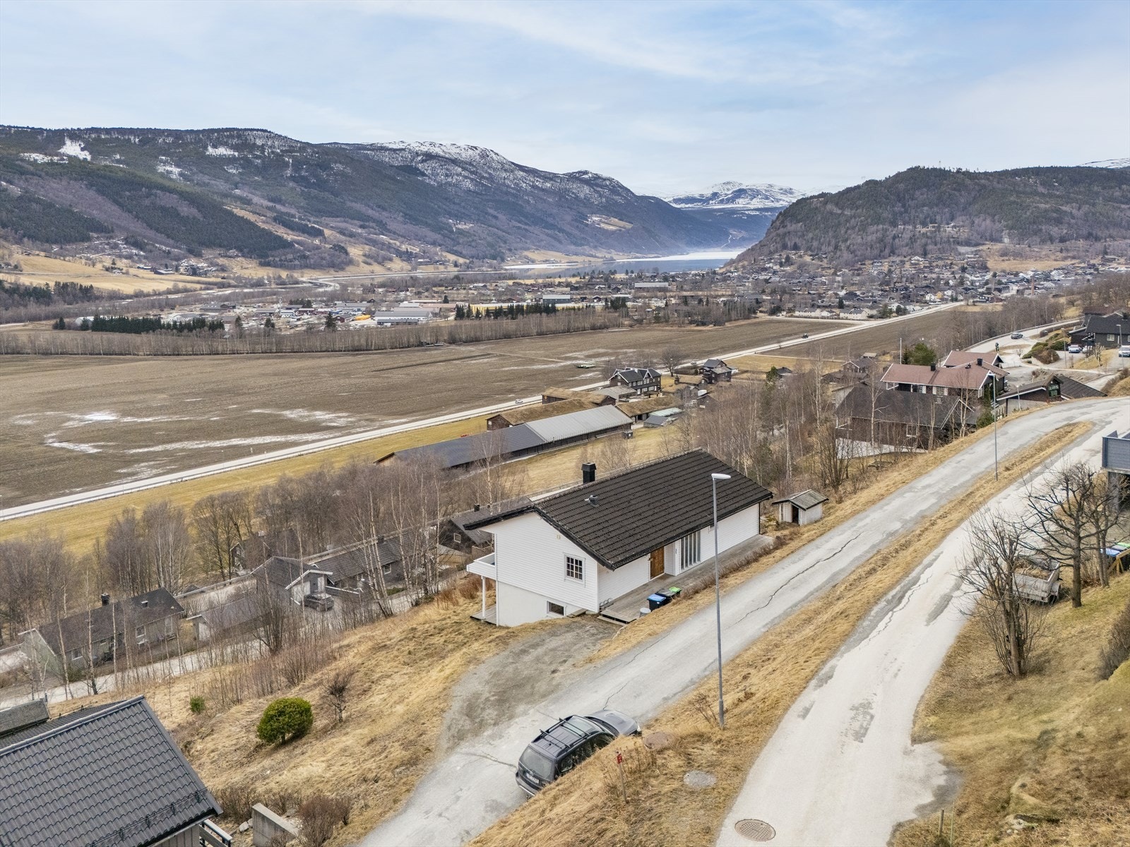 Eiendommen ligger sørvendt med flott utsikt mot Vågåmo og områdene omkring. Galleribilde