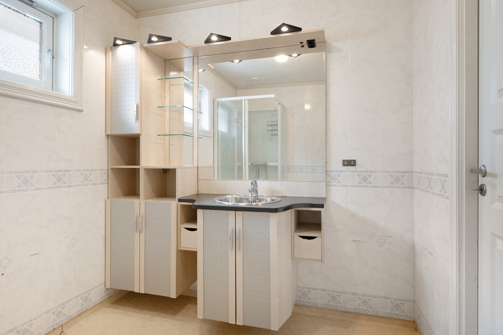 Ett av de tre badene ligger i boligens 1. etasje. Galleribilde