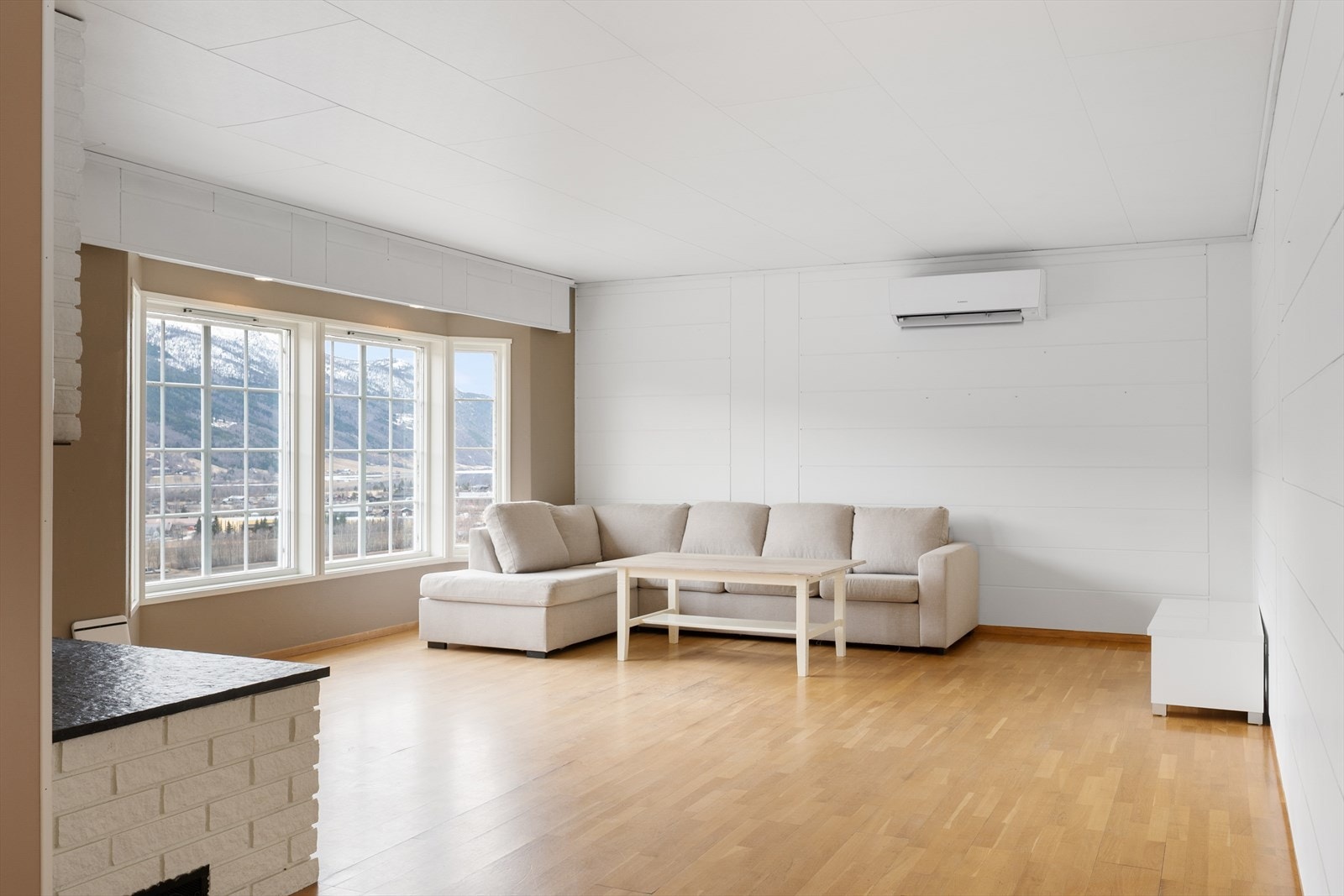 Utsikten kan nytes fra sofakroken. Galleribilde