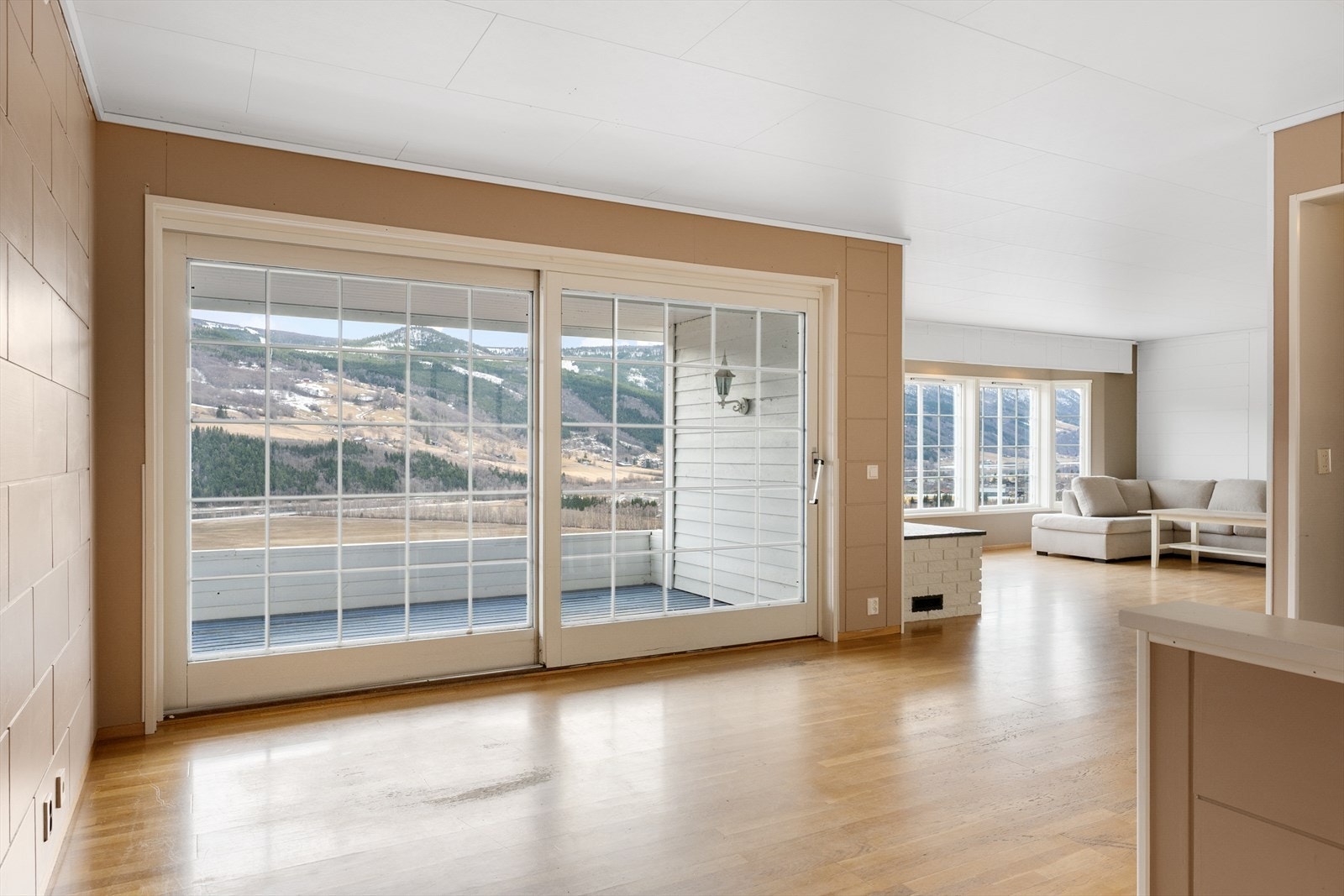 Stua er lys og luftig med flott utsikt mot Vågå. Galleribilde