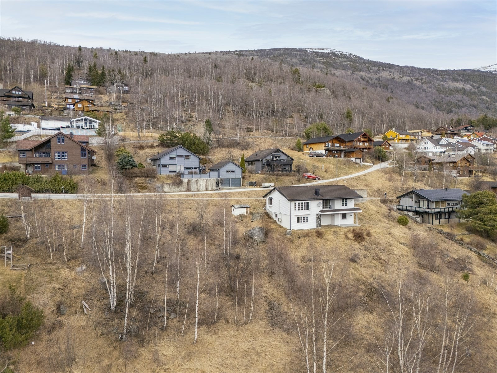 Området består av spredt boligbebyggelse. I 2022 ble det kjøpt en tilleggstomt som er slått sammen med dette gnr/bnr. Her var det tenkt å bygge garasje/utvide parkeringsmulighetene på tomten. Galleribilde