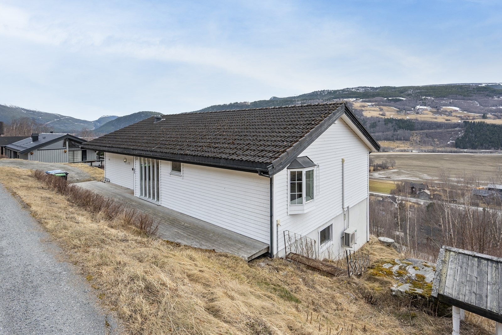 På begge sider av boligen er det anlagt utvendig trapp ned til underetasjen. Galleribilde