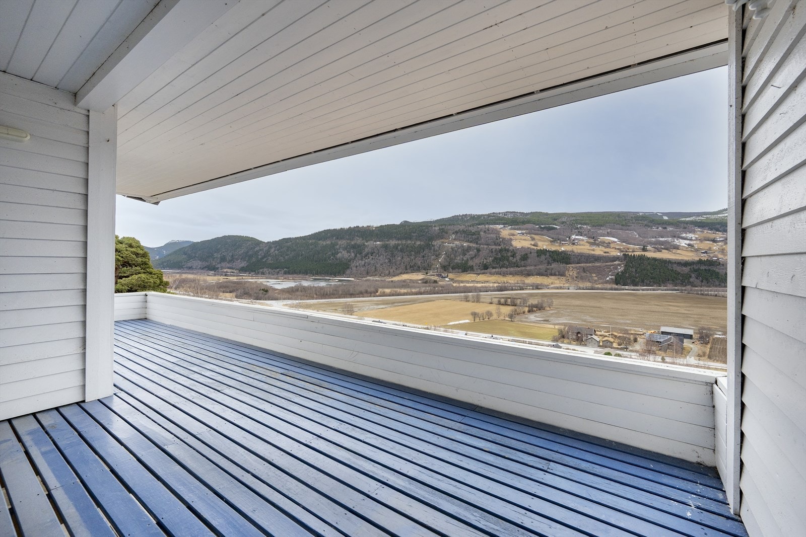 Her sitter man usjenert og kan nyte både sol og utsikt. Rekkverk må utbedres. Galleribilde