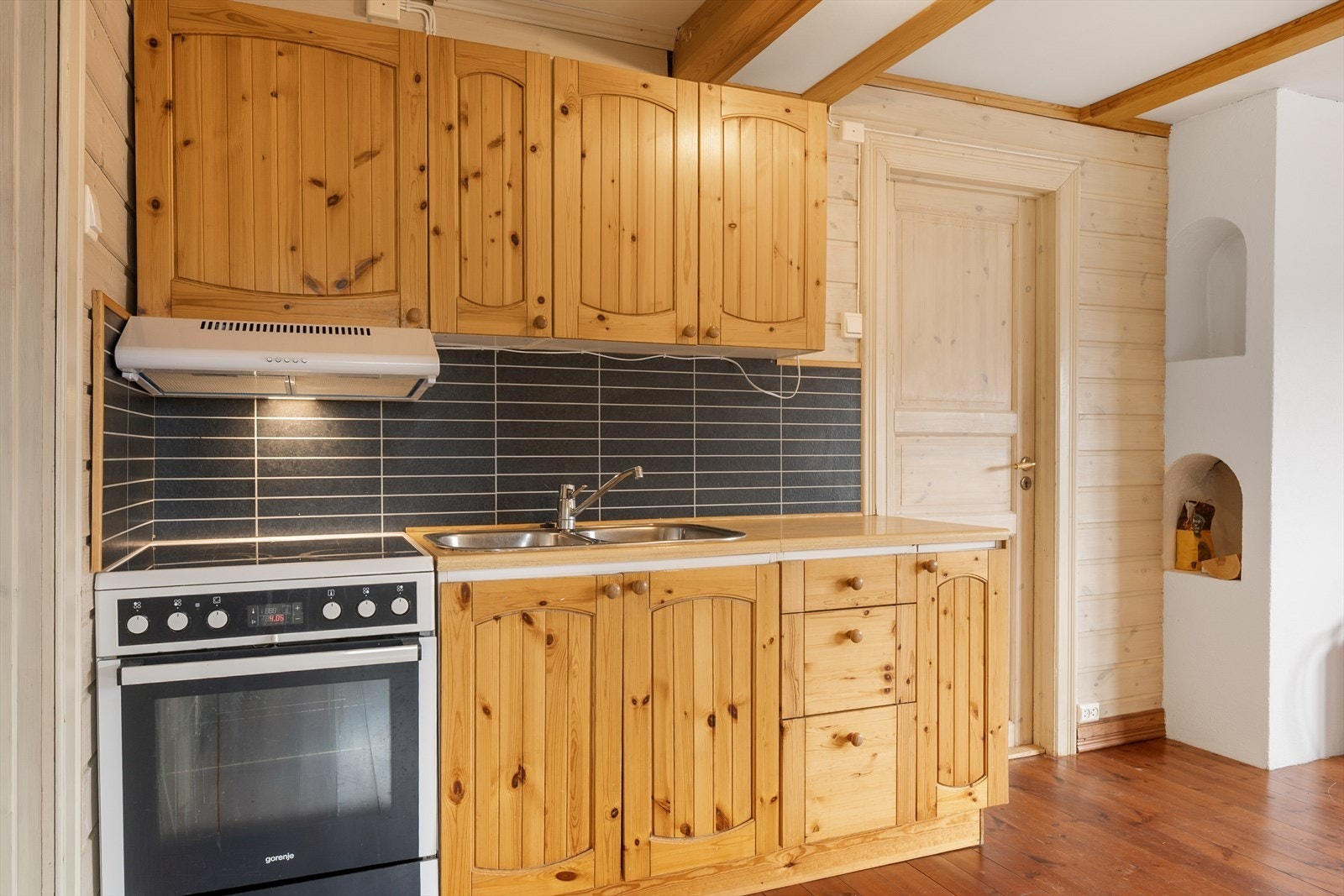 Kjøkkenet har over- og underskap m/profilerte fronter, og benkeplate m/nedfelt servant. Galleribilde