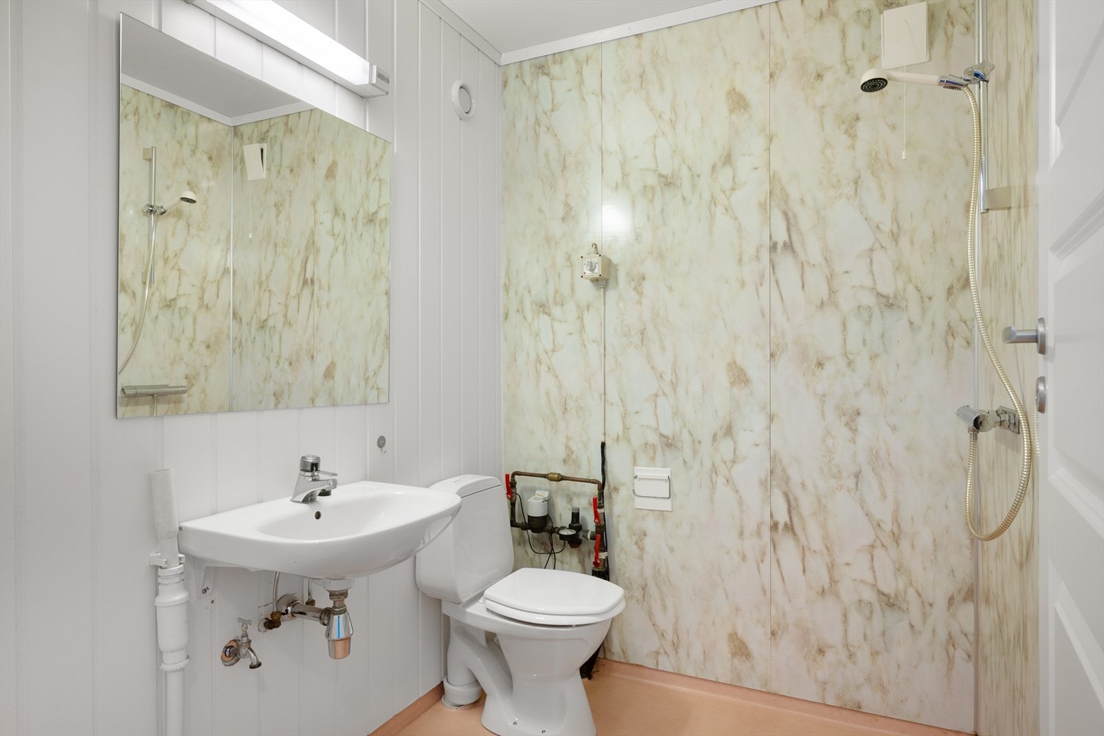 Bad 2 i underetg. er enkelt innredet m/servant, dusj, gulvmontert wc, samt opplegg for vaskemaskin. Galleribilde