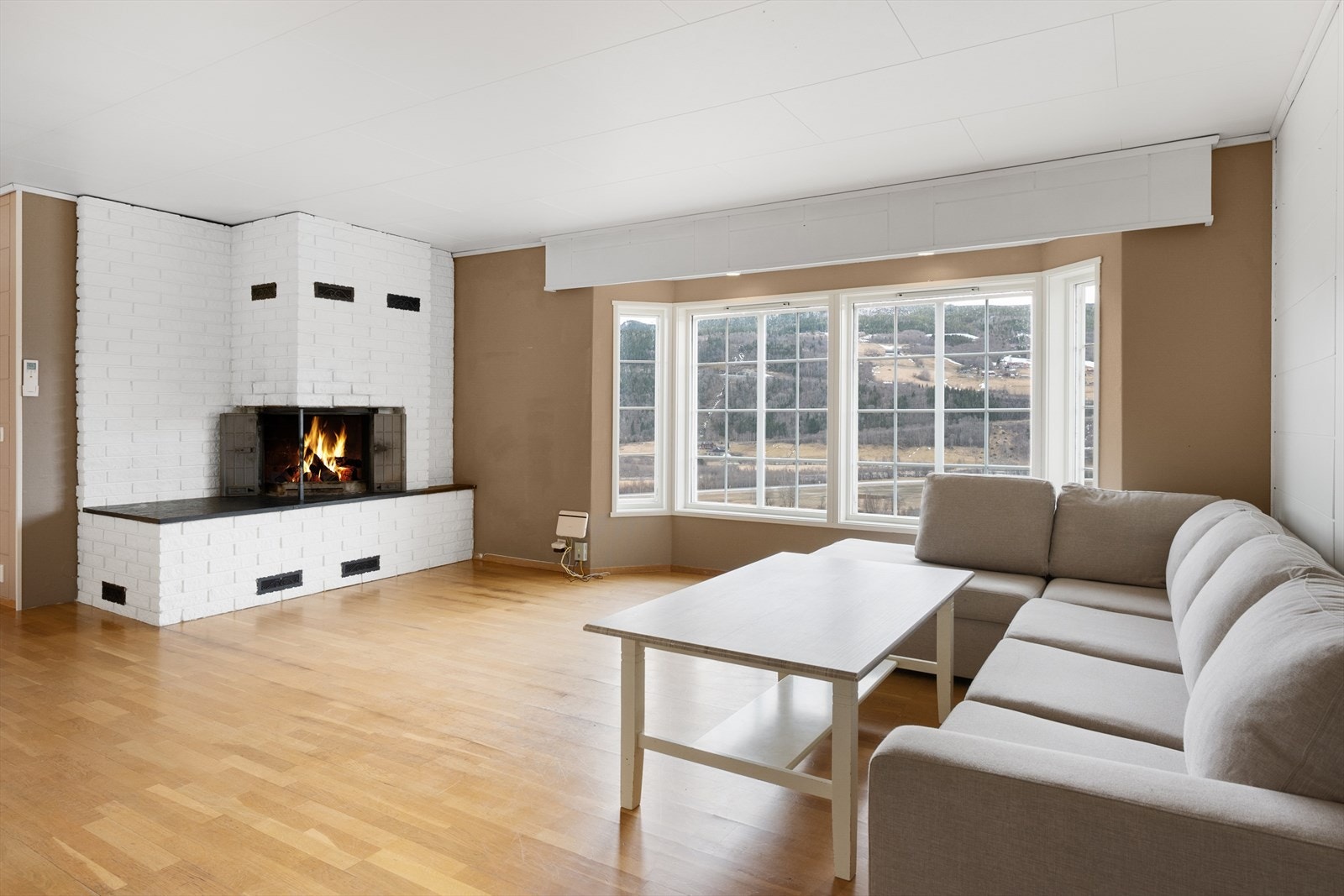 Peisen bidrar til en hyggelig atmosføre, og karnappvinduer gir økt romfølelse. Galleribilde