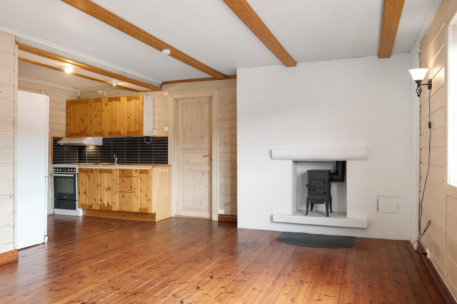 Det er installert vedovn. Galleribilde