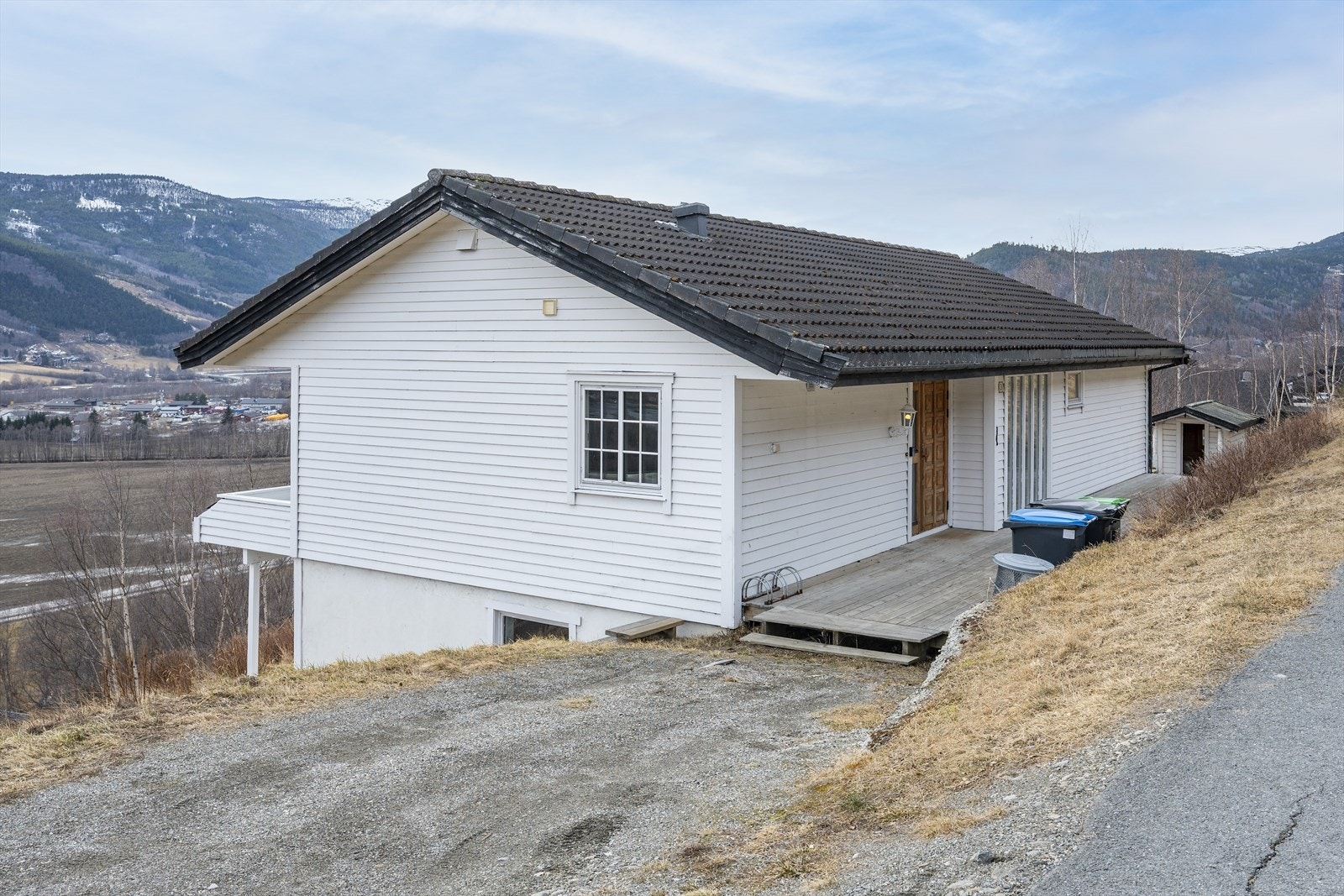 Eiendommen har gruset adkomst og gårdsplass. Galleribilde