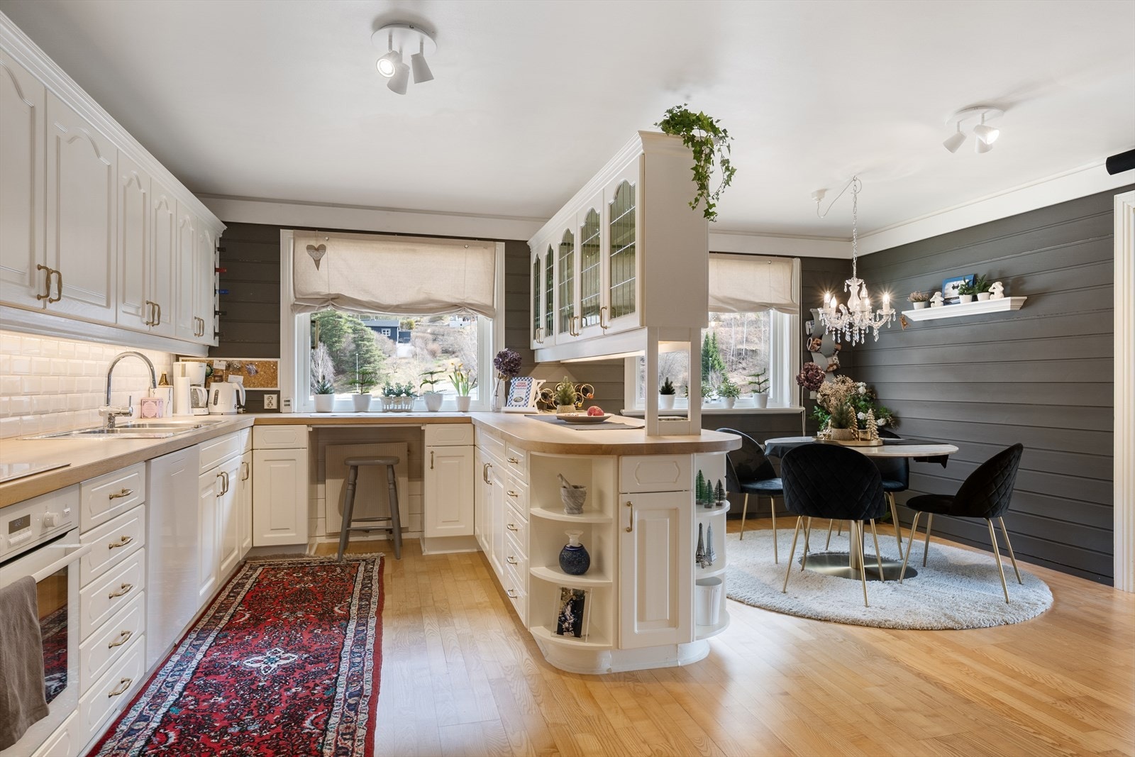 Her er det godt m/over- underskap, samt høyskap. I tillegg god benkeplass. Galleribilde