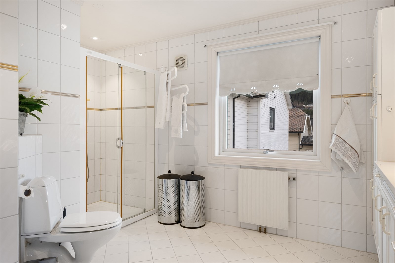 Hovedbadet er fra byggeår, og må på sikt oppgraderes. Galleribilde