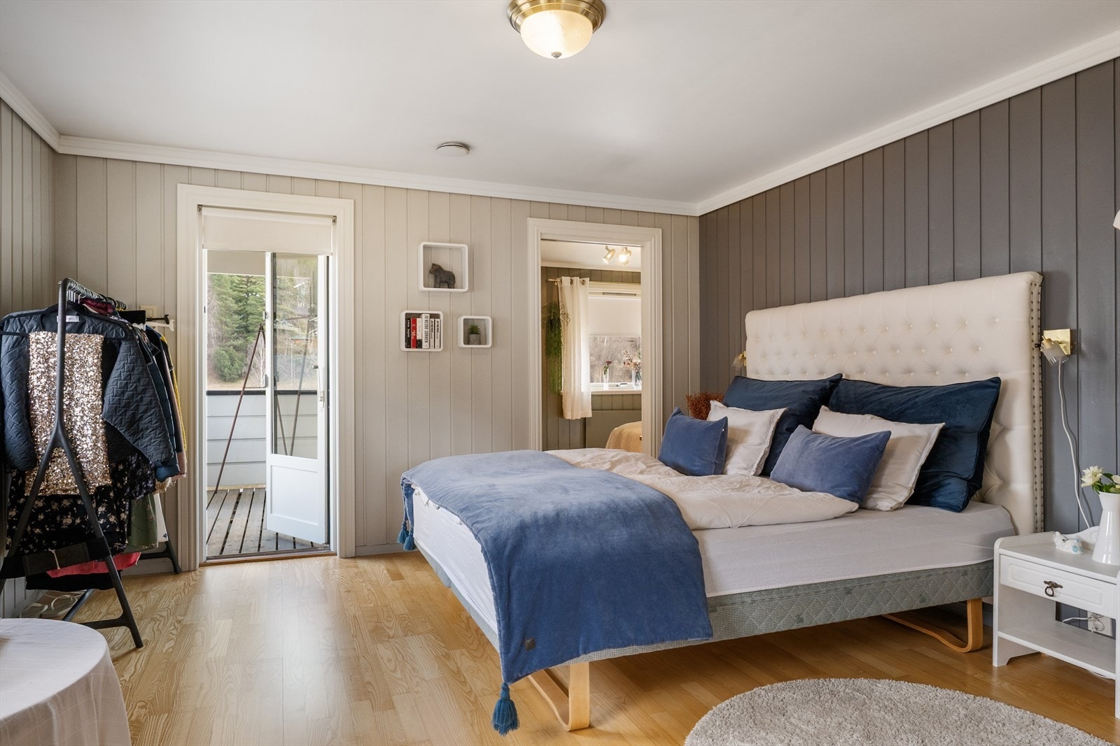 To av husets fire soverom ligger i denne etasjen. Galleribilde