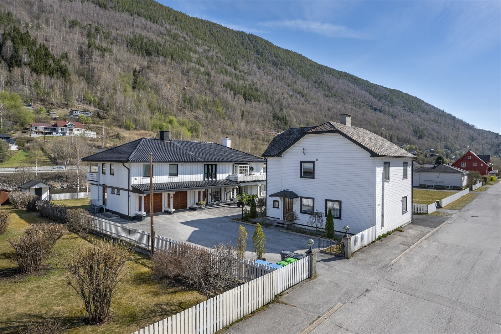 Ligger tilbaketrukket fra gata. Galleribilde