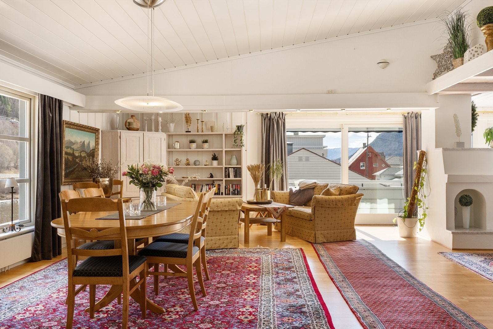 Her er det god plass til spisestue og enkelt å dekke på til flere. Galleribilde