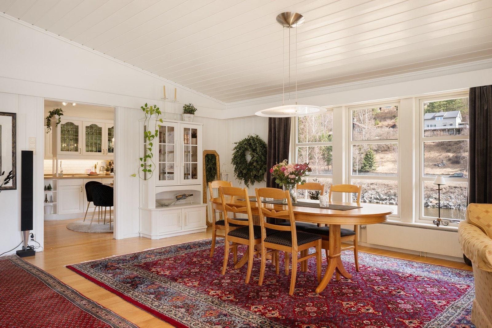 Spisestua er praktisk plassert nær kjøkkenet. Galleribilde