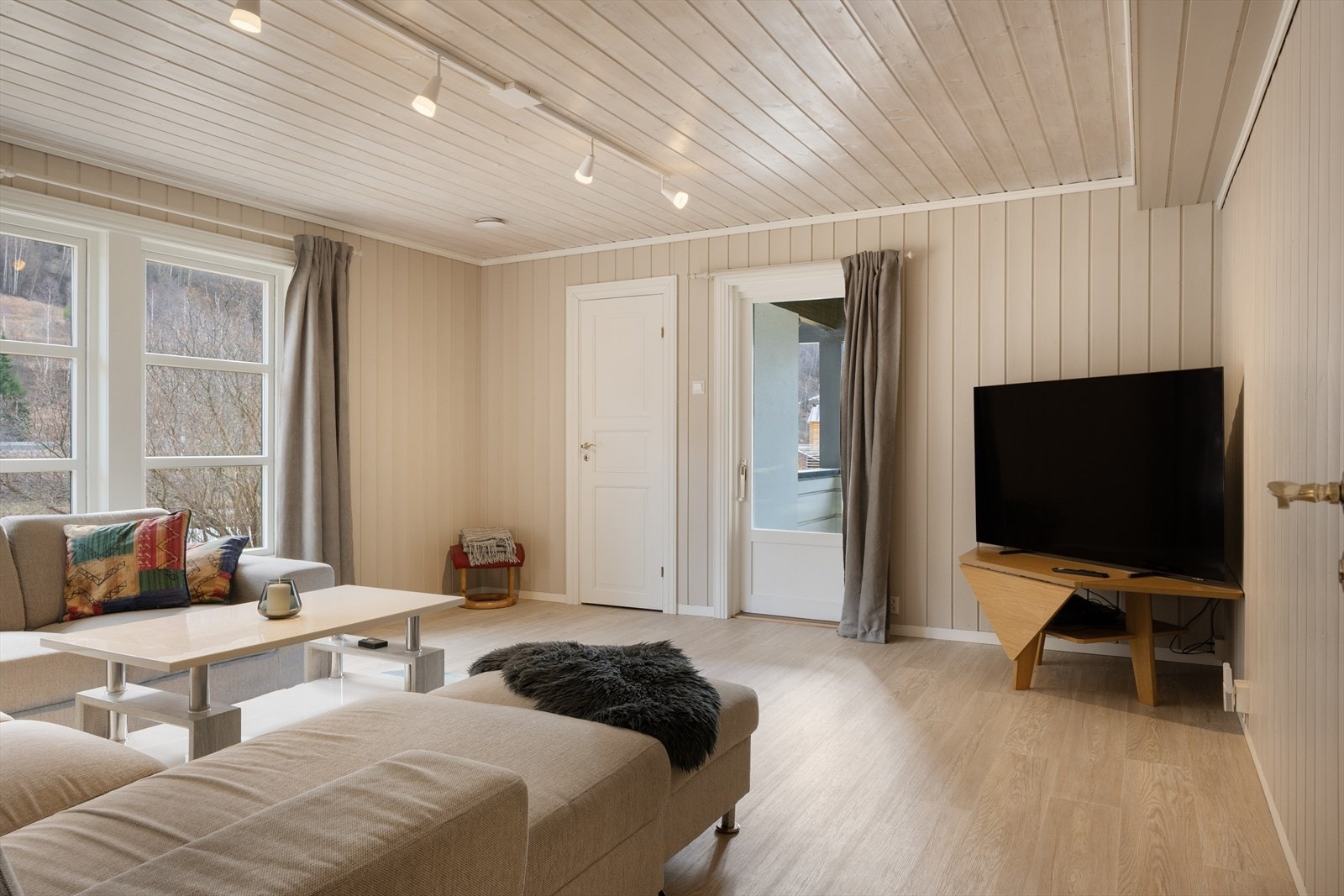 Fra begge rom er det utgang til balkong m/trapp videre ut. Galleribilde