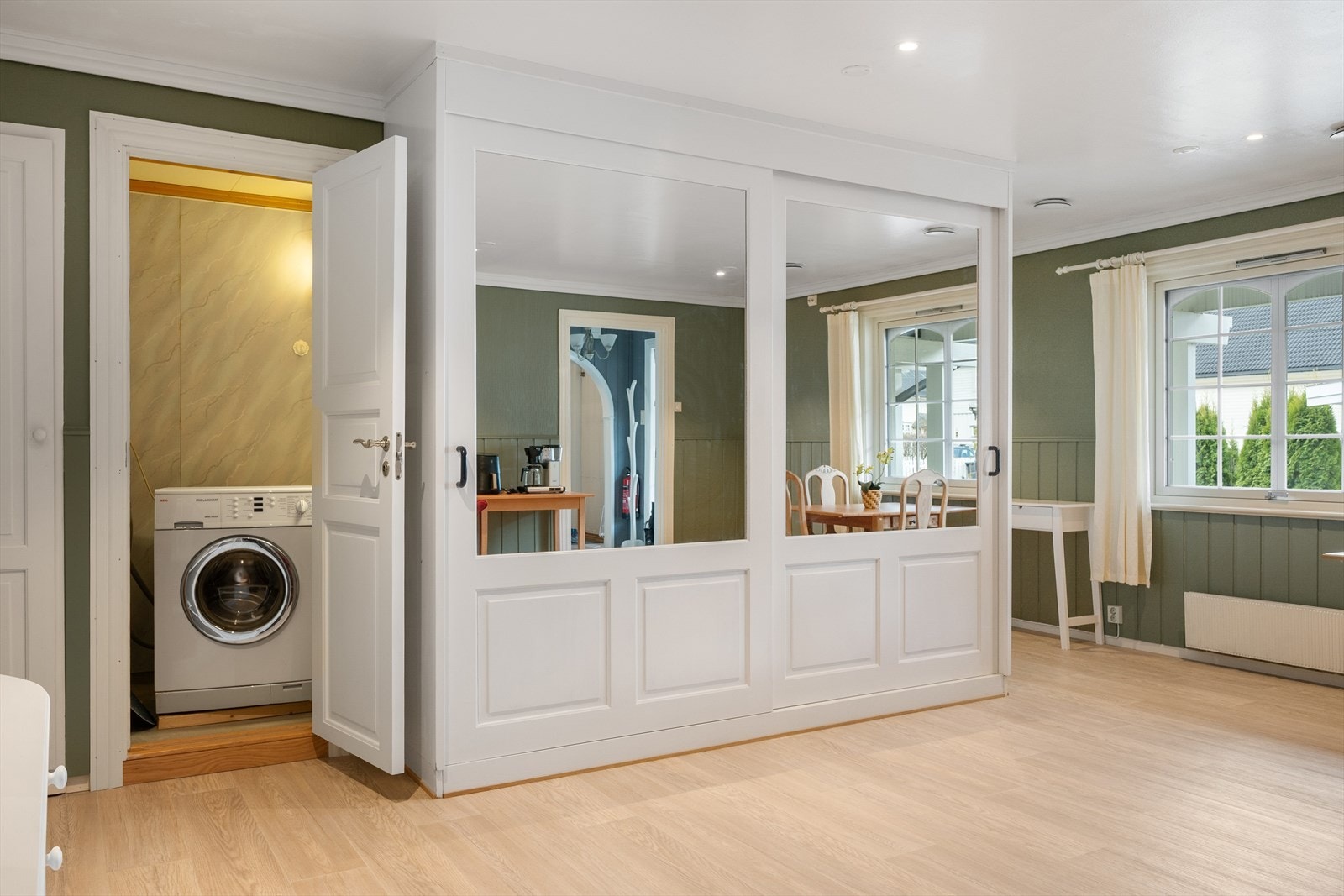 Den romslige skyvedørsgarderoben midt i rommet gir godt m/oppbevaringsplass. Galleribilde