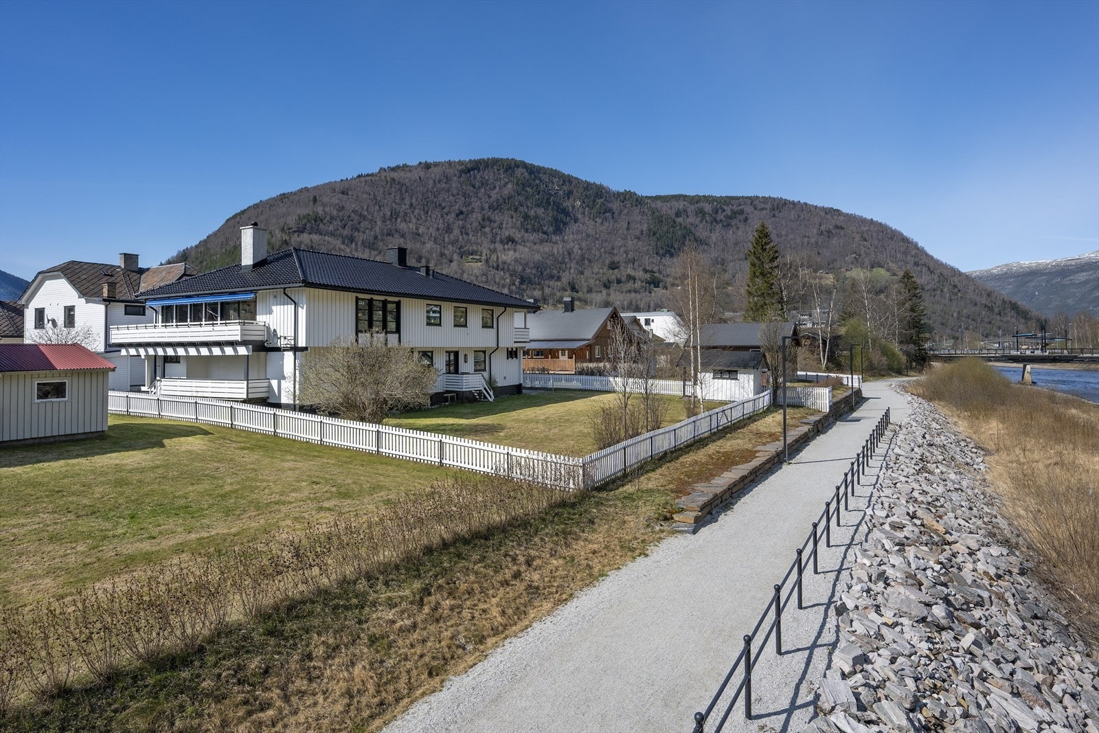 Fra elvepromenaden mot boligen. Galleribilde