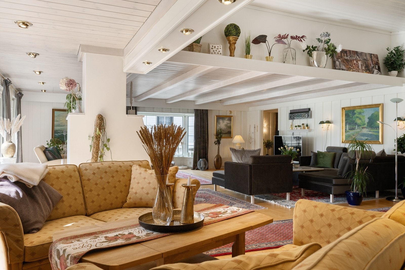 Det er god plass til både sofagruppe, TV-møbler, lenestoler, spisestue mm. Galleribilde