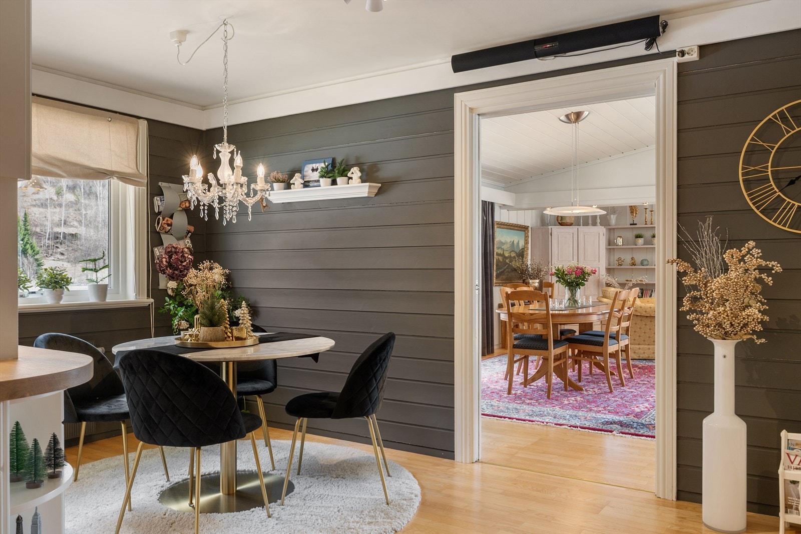 Kjøkkenet har i tillegg god plass til spisebord. Galleribilde